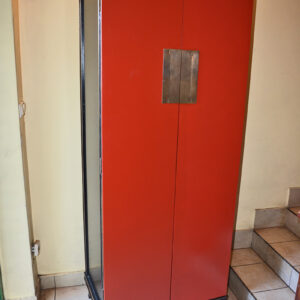Chińska szafa z czerwonymi drzwiami