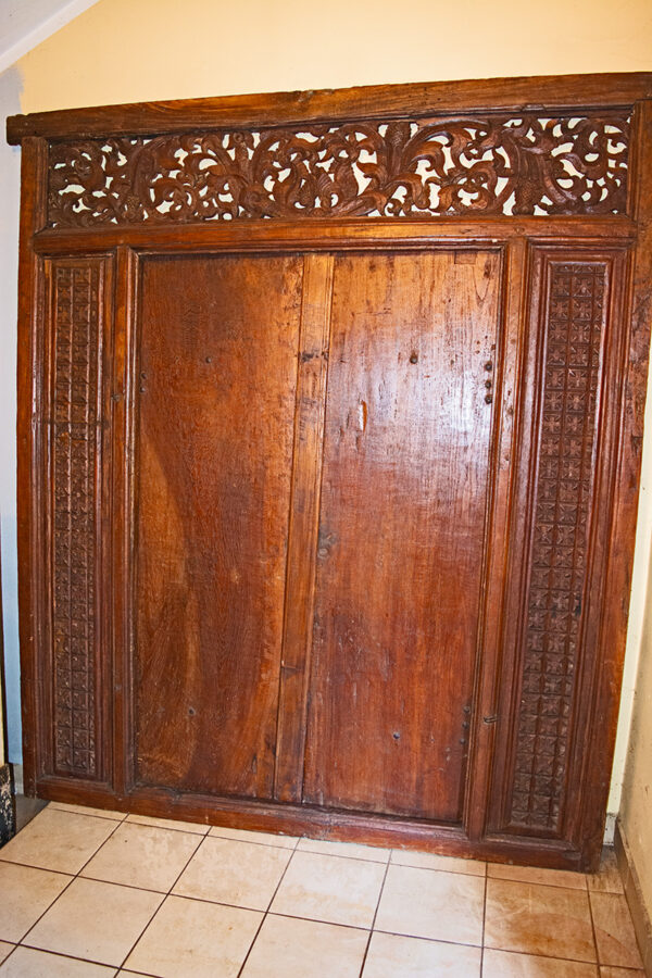 Stare rzeźbione drzwi z ościeżnicą