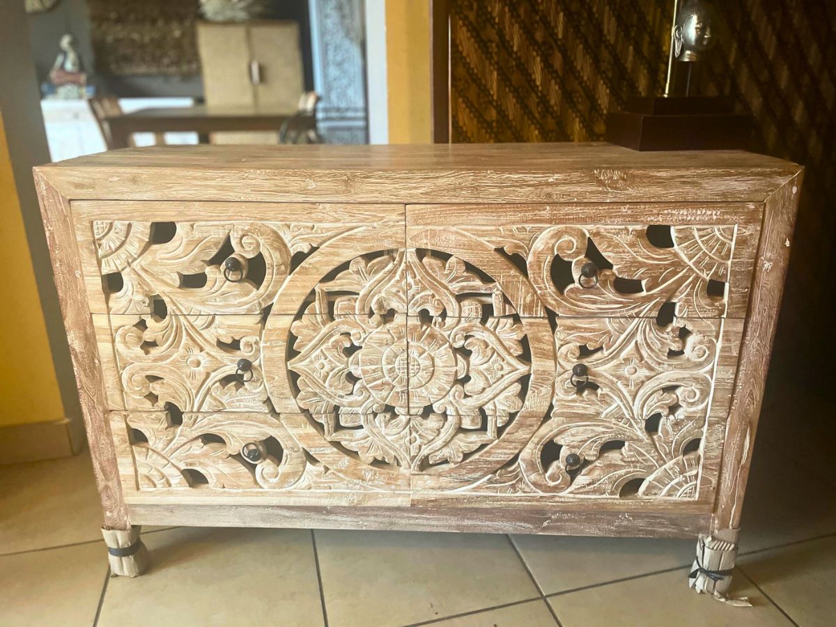 komoda tekowa rzeźbiona z szufladami