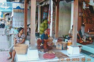 Bali, sklepik / warsztat z rękodziełem na jednej z ulic