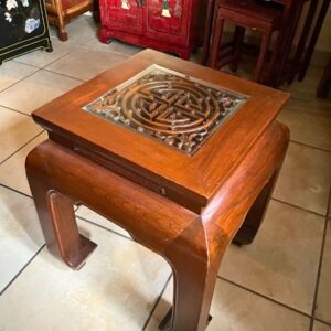 orientalny stolik z rzeźbionym blatem ażurowym