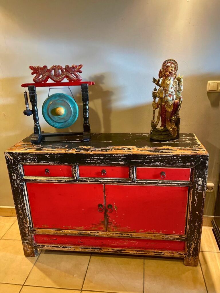 Czerwona komoda chińska vintage