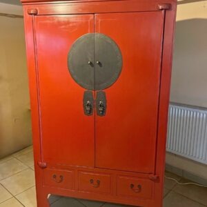 czerwona szafa posagowa