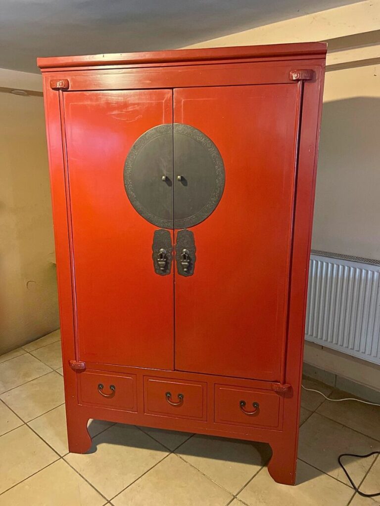 czerwona szafa posagowa