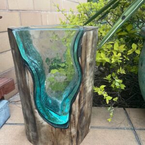 Wazon tekowy z lanym szkłem – drewno i turkus