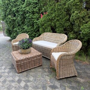 Meble rattanowe ogrodowe — sofa i fotele ustawione na tarasie