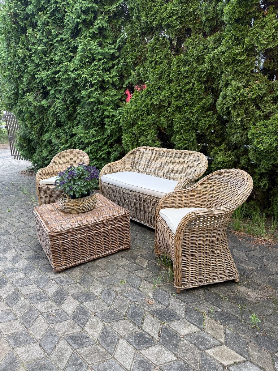Meble rattanowe ogrodowe — sofa i fotele ustawione na tarasie