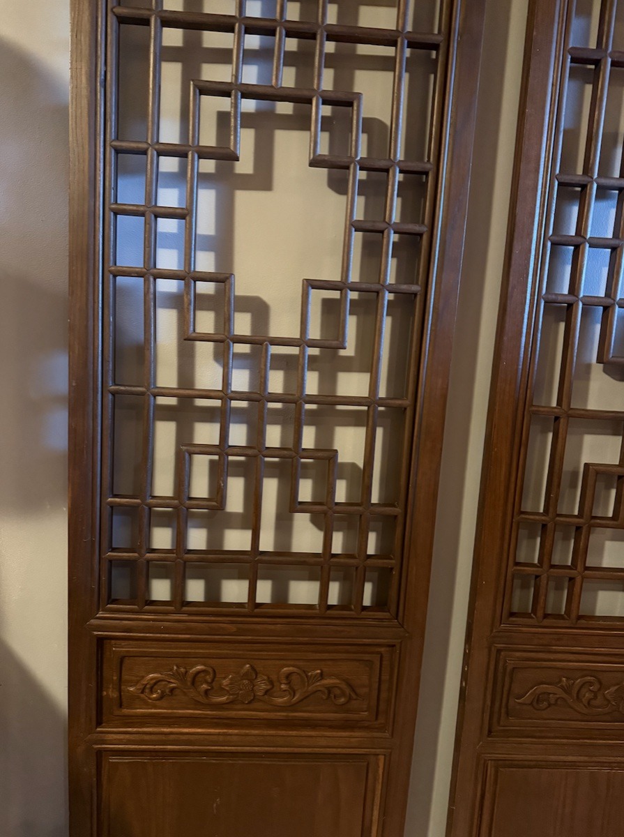 Krata chińskiego panelu ażurowego i rzeźbiony ornament roślinny