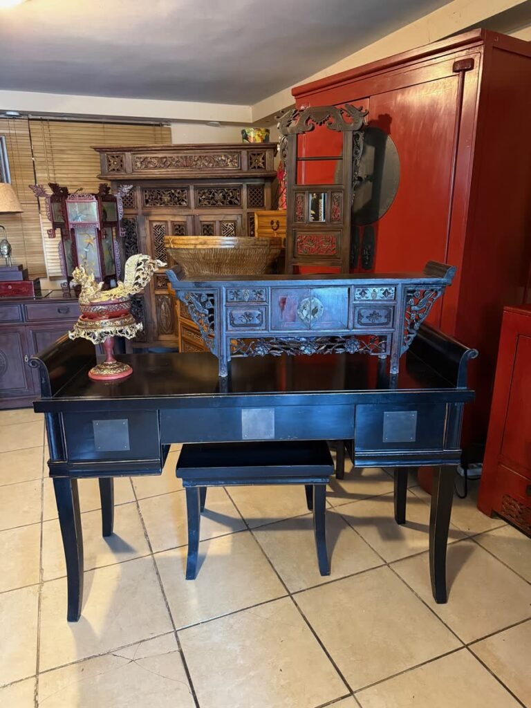 Czarne biurko chinskie i rzezbiona konsola w salonie meble-teak