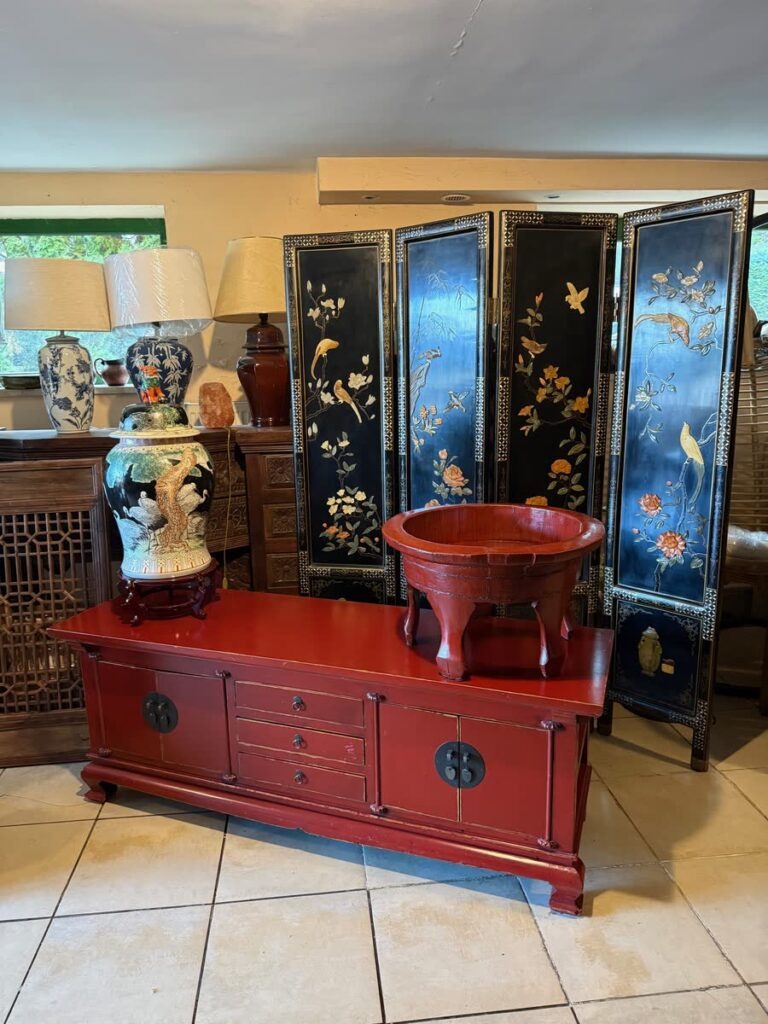 Meble orientalne ustawione w salonie meble-teak w Raszynie