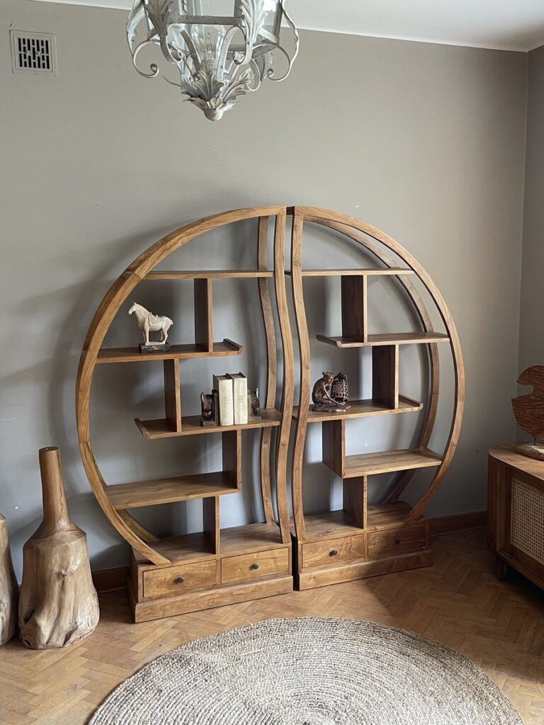 Okragly regal z drewna w dwoch czesciach, wazony z pnia i komoda w salonie meble-teak