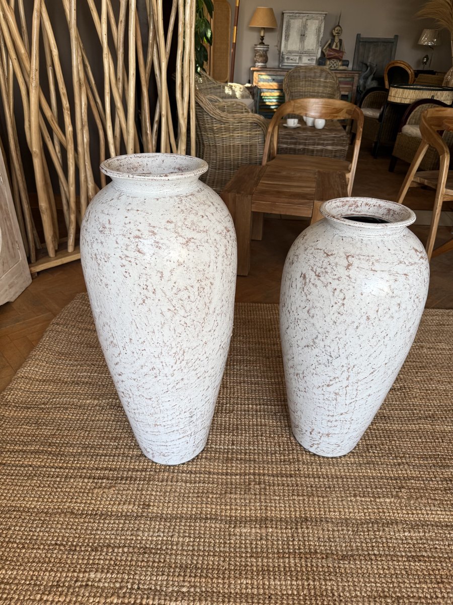 Białe wazony ceramiczne podłogowe 90 i 70 cm w salonie Meble Teak