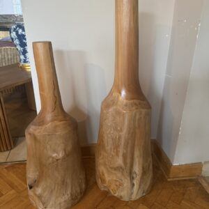 Dwie rzeźby z korzenia tekowego w kształcie butli, 100 i 80 cm, na jodełce w salonie Meble Teak