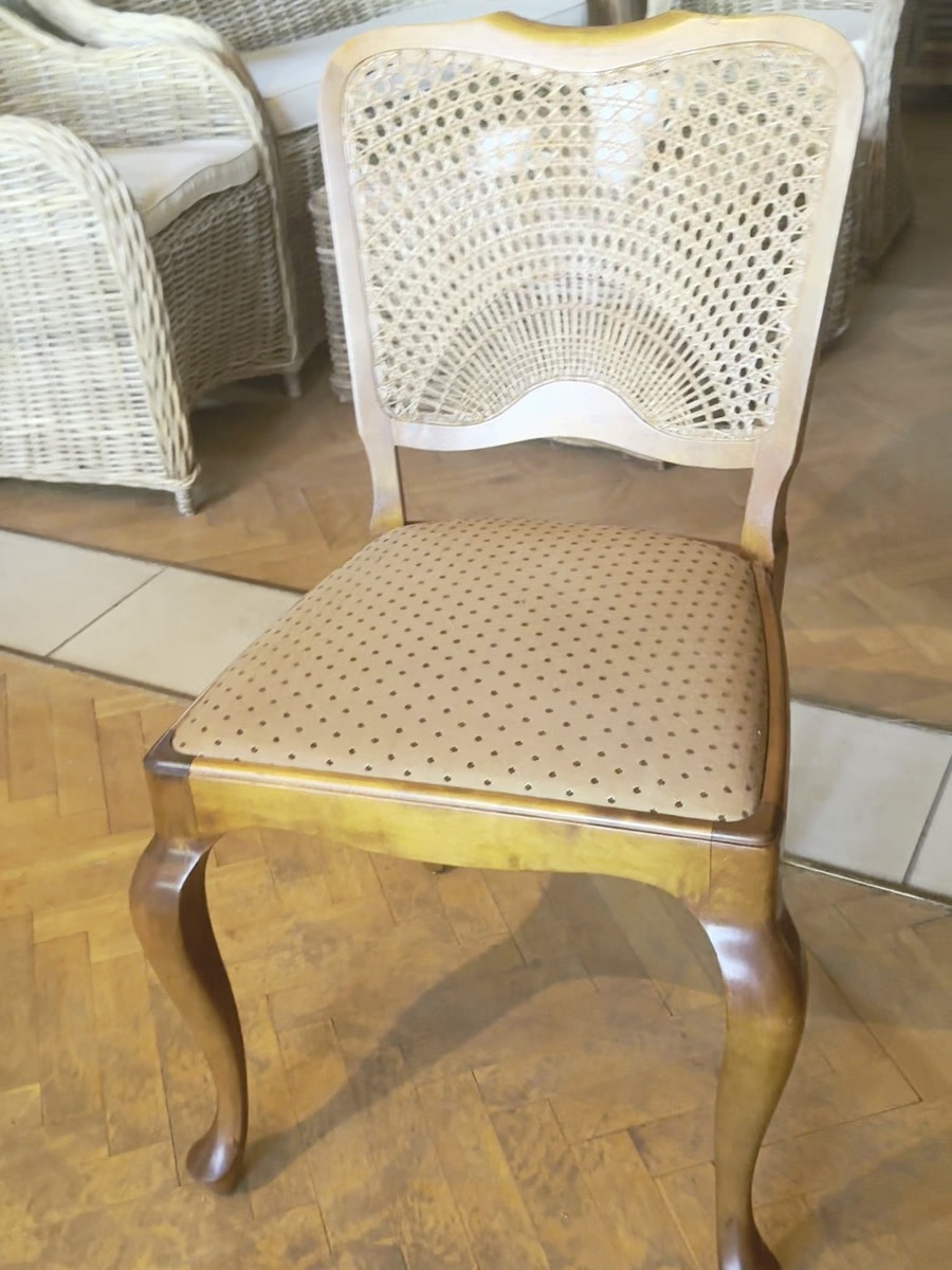 Krzesła francuskie z plecionką wiedeńską, jedno z sześciu w salonie Meble Teak