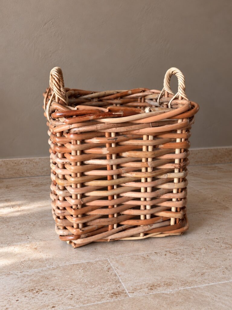 Kwadratowy kosz z grubego rattanu z uchwytami 46 x 46 cm