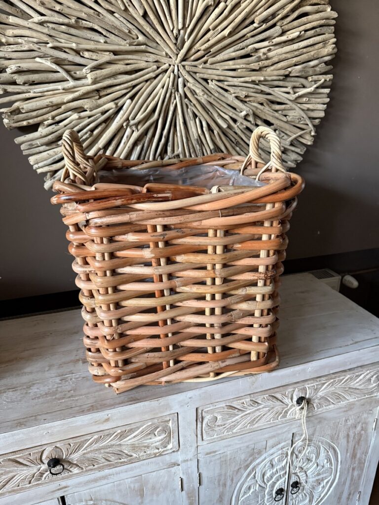 Kwadratowy kosz z rattanu 46 x 46 cm na komodzie w salonie Meble Teak