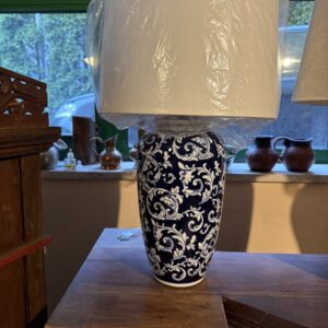 Lampa ceramiczna z ornamentem 62 cm na drewnianym postumencie w salonie Meble Teak