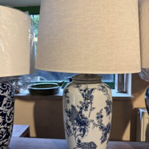 Biała lampa w niebieskie kwiaty 65 cm z lnianym abażurem w salonie Meble Teak