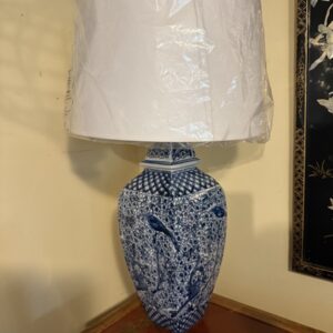 Lampa z ptakami i kwiatami 70 cm na czerwonej lakowanej komodzie w salonie Meble Teak
