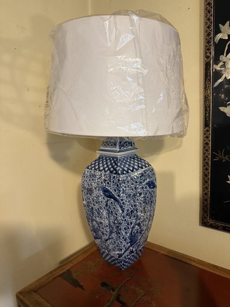 Lampa z ptakami i kwiatami 70 cm na czerwonej lakowanej komodzie w salonie Meble Teak