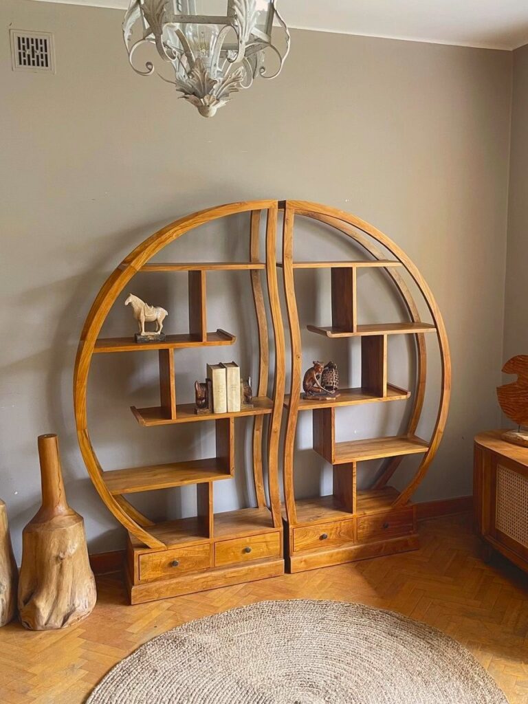 Okragly regal z drewna tekowego w dwoch czesciach, wazony z pnia i komoda w salonie meble-teak