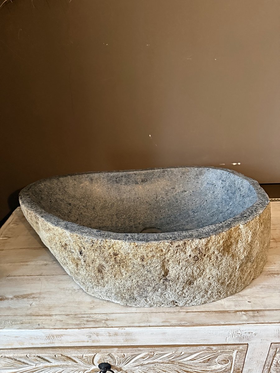 Umywalka z kamienia 55 x 35 x 16 cm na bielonej komodzie w salonie Meble Teak