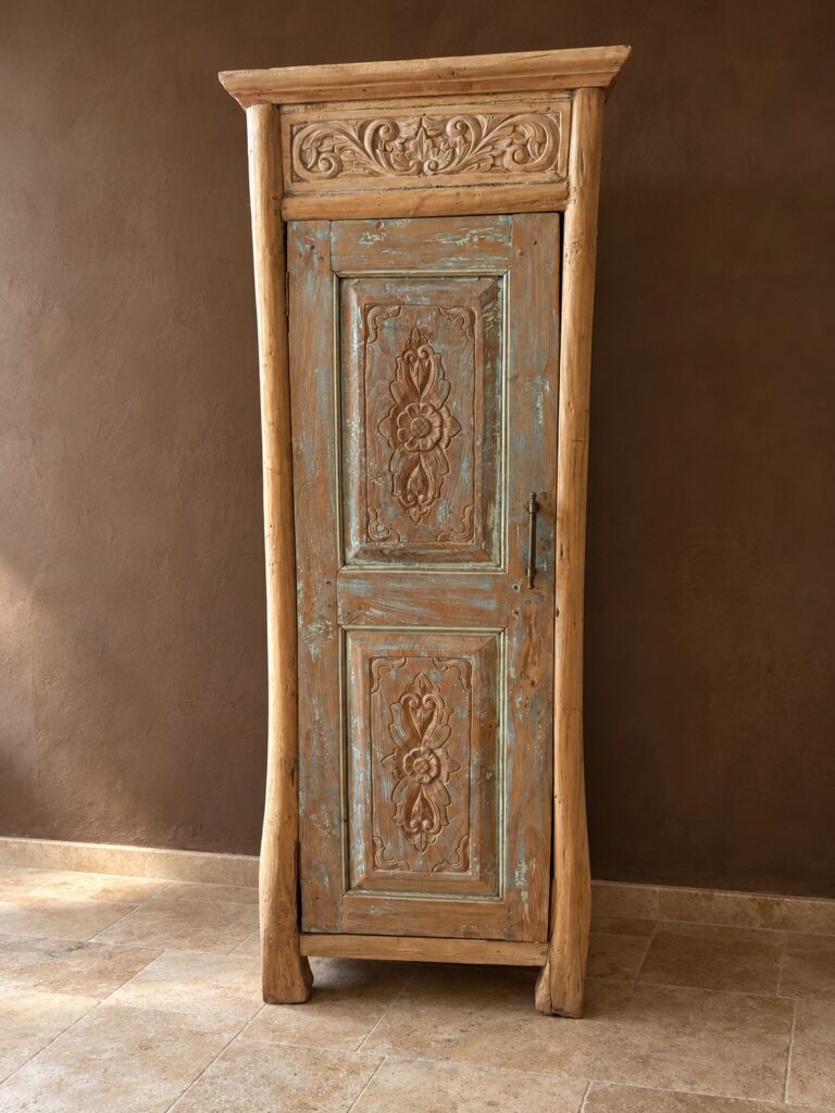 Wąska szafa z drewna tekowego z rzeźbionymi drzwiami 75 x 45 x 197 cm